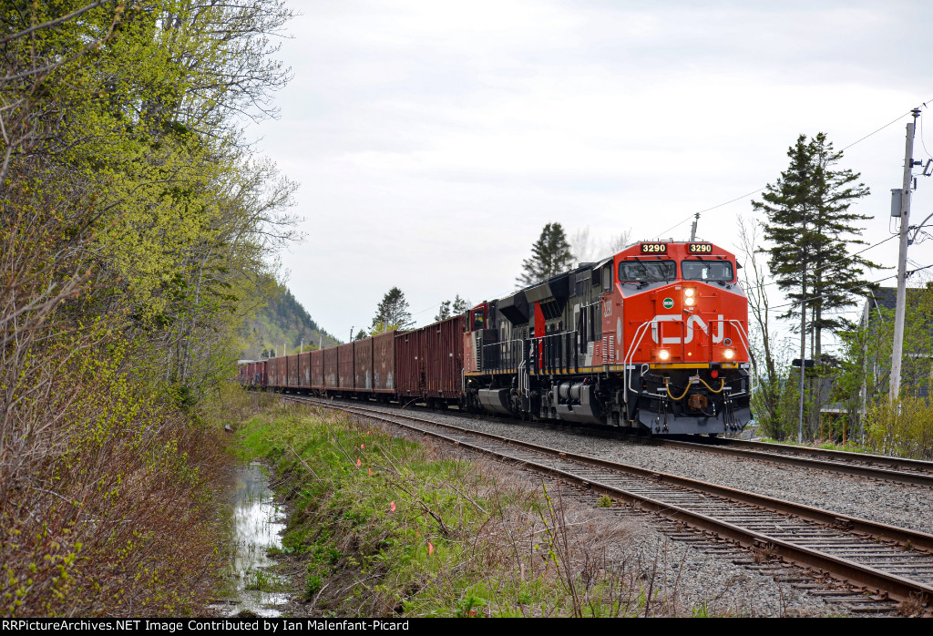 3290 leading CN 402 at lAnse Au Sable